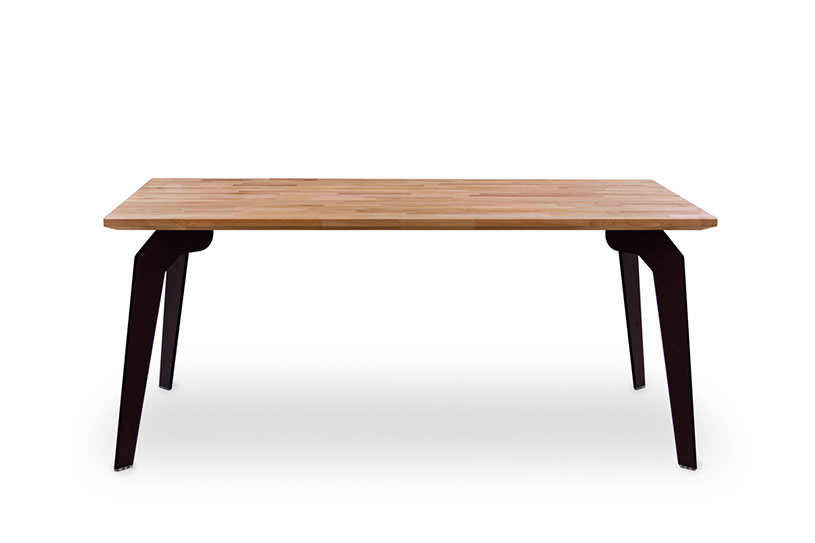 Großer Holztisch mit Buchenplatte und Beinen aus HPL.