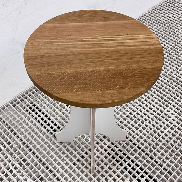 Holztisch (Beistelltisch) mit runder Eichenplatte.